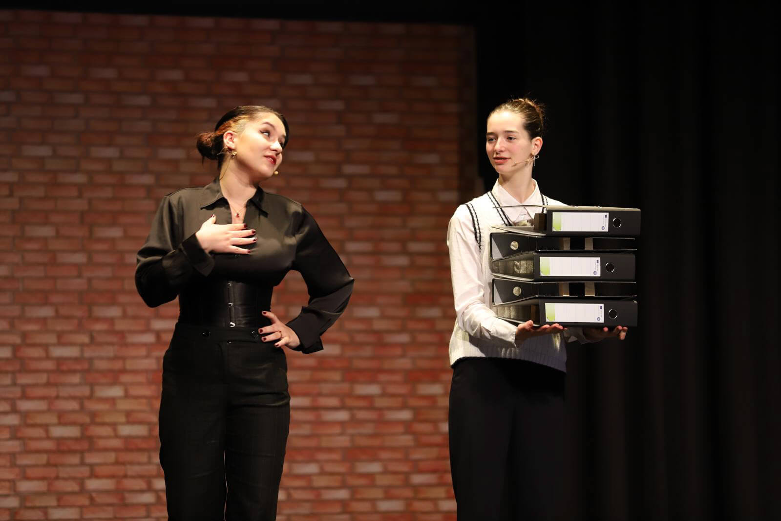 Frau Sonnenstich und Fräullen Knüppeldick sprechen