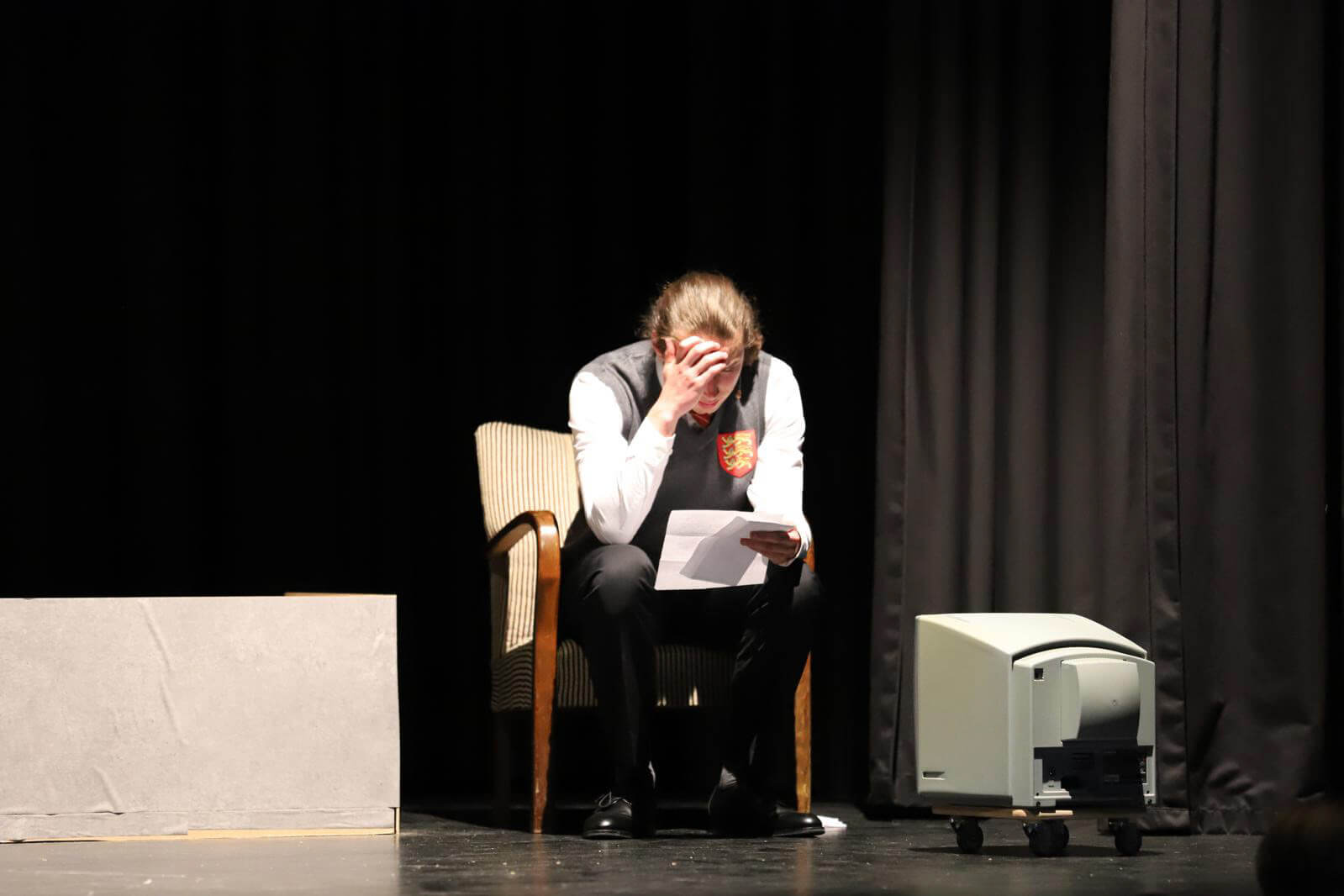 Moritz liest im Sessel sitzend einen Brief