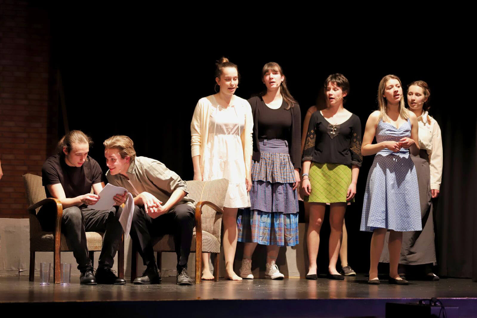 Melchior und Moritz reden über den Aufsatz, Mädchen singen im Hintergrund