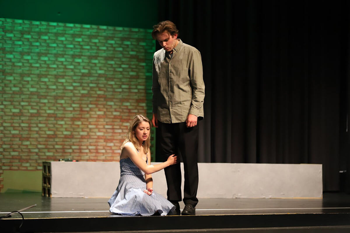 Wendla hält sich an Melchior