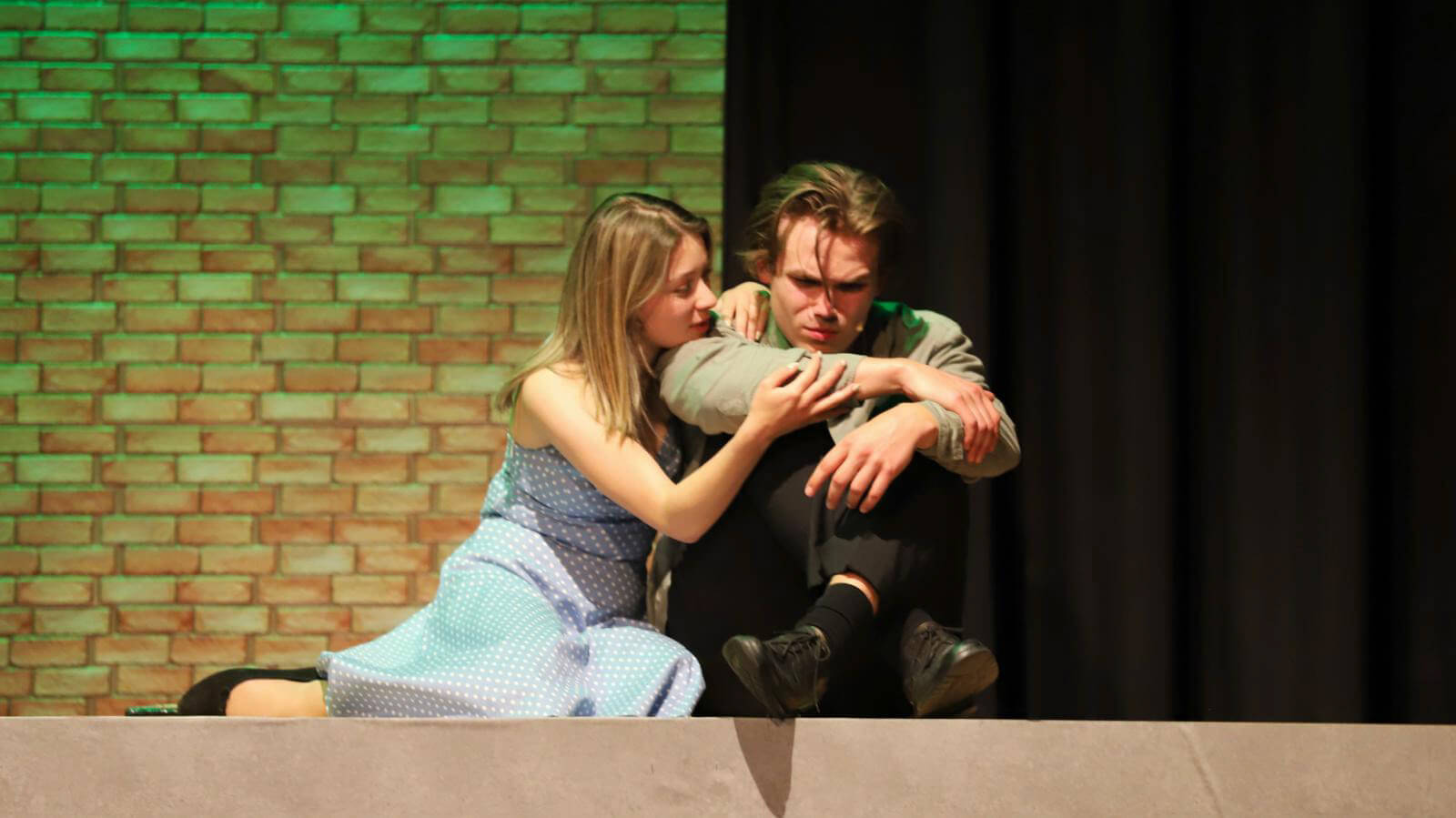 Melchior wird von Ilse getröstet